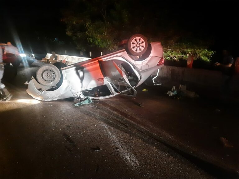 Carro roubado capota durante perseguição policial e quatro suspeitos são detidos