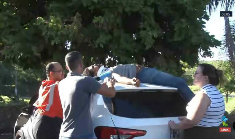 Motociclista bate em carro e vai parar em cima do veículo