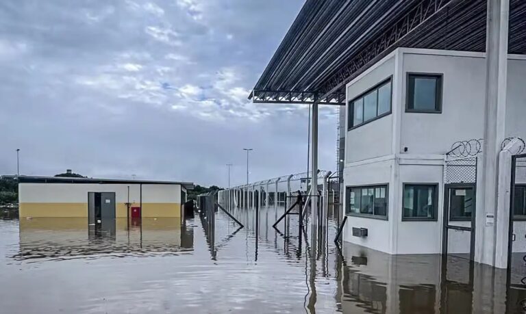 Mais de 1 mil presos são transferidos após penitenciária inundar no RS