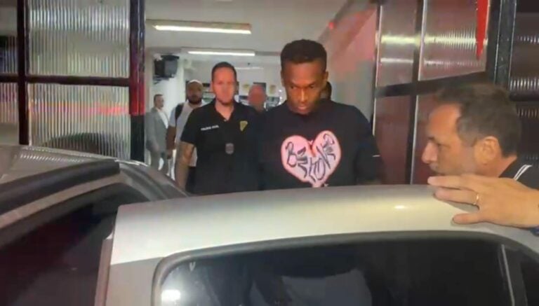 Por dever pensão, atacante Jô permanece preso após audiência de custódia