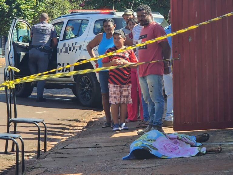 Homem de 30 anos morre ao ser baleado na nuca por ciclista atirador e polícia investiga o crime