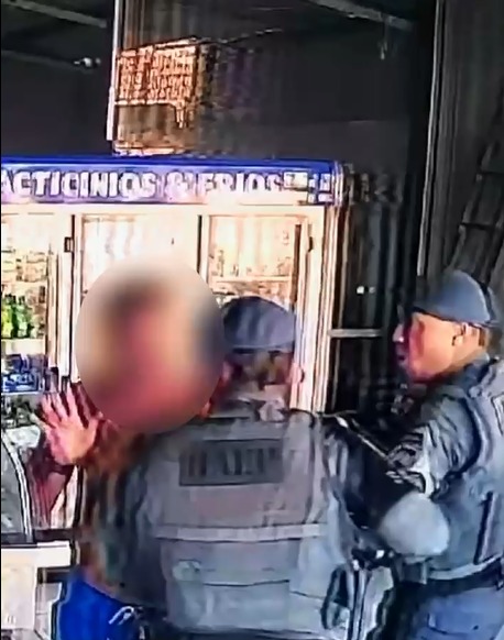 Foragido da Justiça é preso dentro de bar após perseguição; veja a abordagem