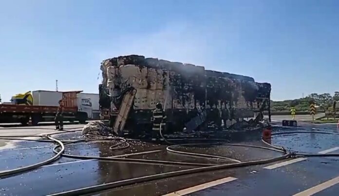 Caminhão com carga de algodão pega fogo na rodovia Bandeirantes