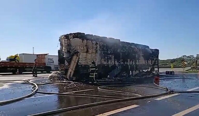 Caminhão com carga de algodão pega fogo na rodovia Bandeirantes