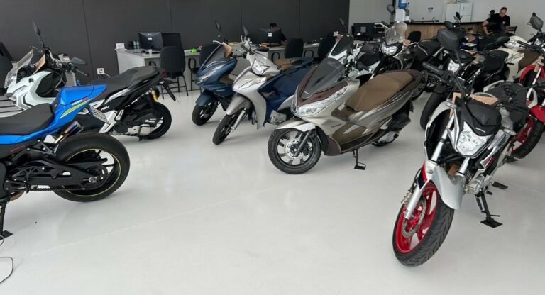 Loja de automotivos é alvo em operação contra a venda ilegal de terrenos clandestinos