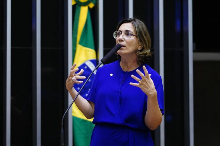 Rosana Valle quer explicações sobre baixa contratação de agentes comunitários de endemias