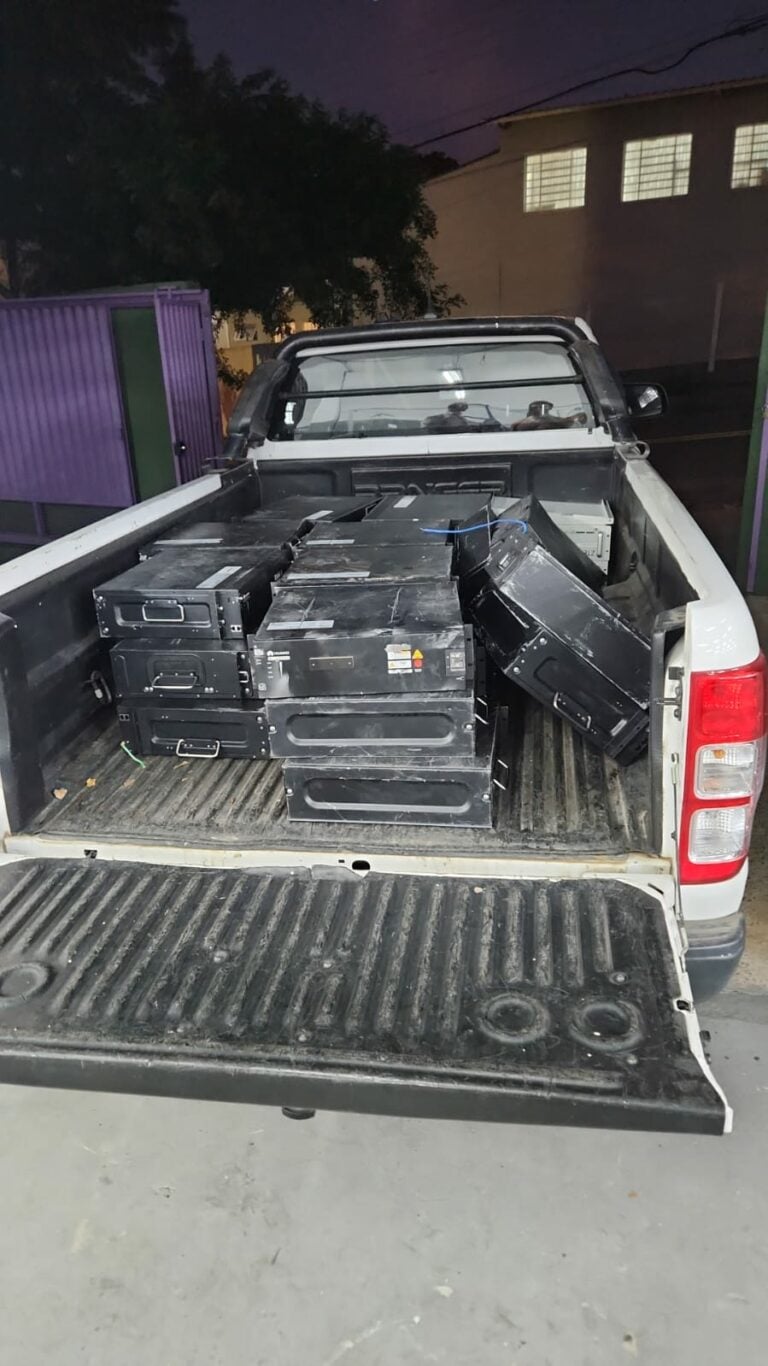 Técnico de telefonia é preso após comprar 29 baterias furtadas