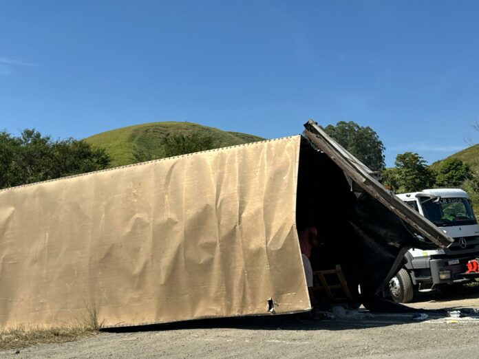 tomba carreta leite em pó lavrinhas