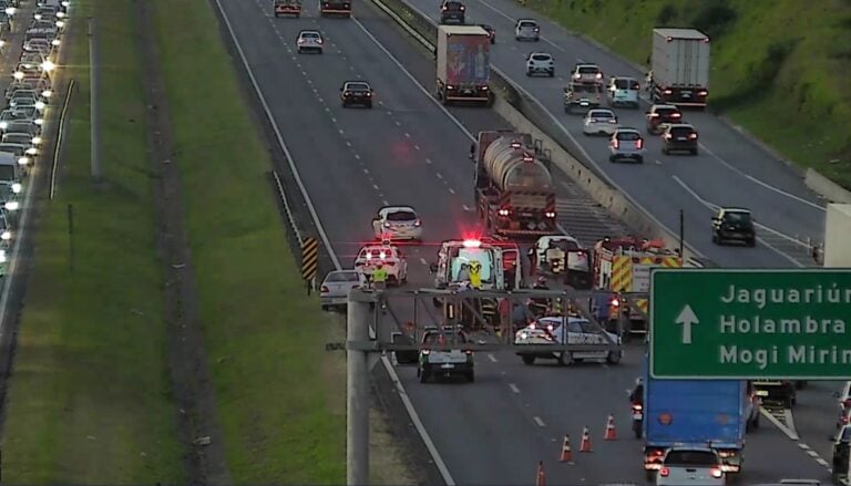 Capotamento na Rodovia D. Pedro I deixa motorista ferido e causa interdição da pista