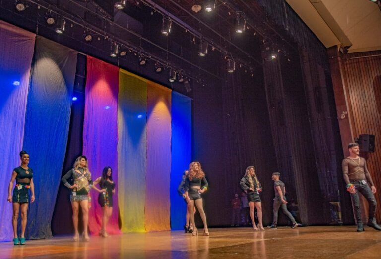 No palco do Teatro Municipal, ONG promove o concurso Miss e Mister LGBTQIAP+