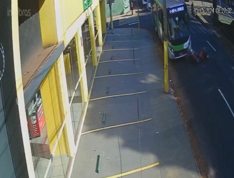VÍDEO: Motociclista é atingida por carro e acaba embaixo de ônibus urbano