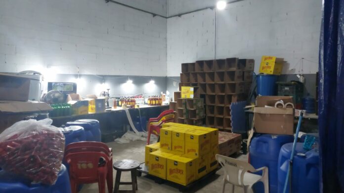 Polícia localiza galpão com bebidas falsificadas em Jundiaí Polícia localiza galpão com bebidas falsificadas em Jundiaí