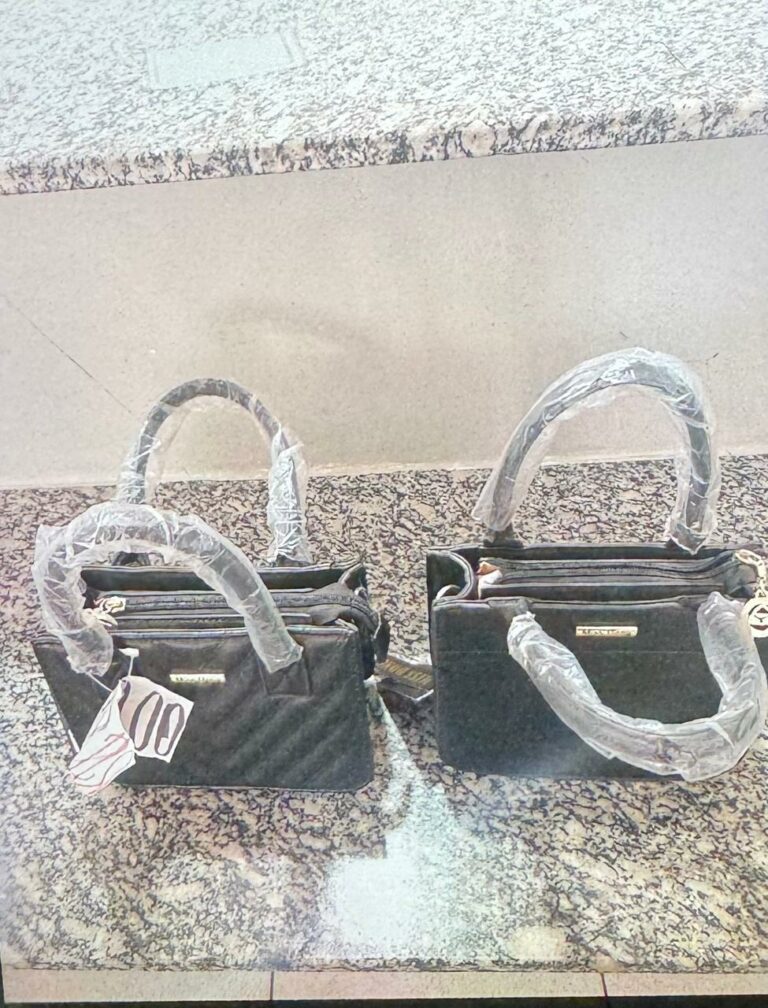 Homem furta bolsas de comércio e é preso vendendo a mercadoria