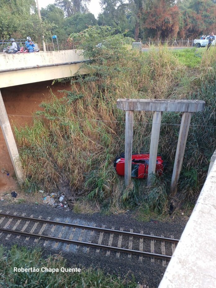 Carro despenca de ponte em Jaguariúna
