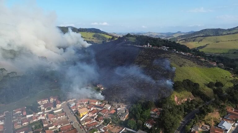 incêndio de 40 mil m² em santo antônio do pinhal