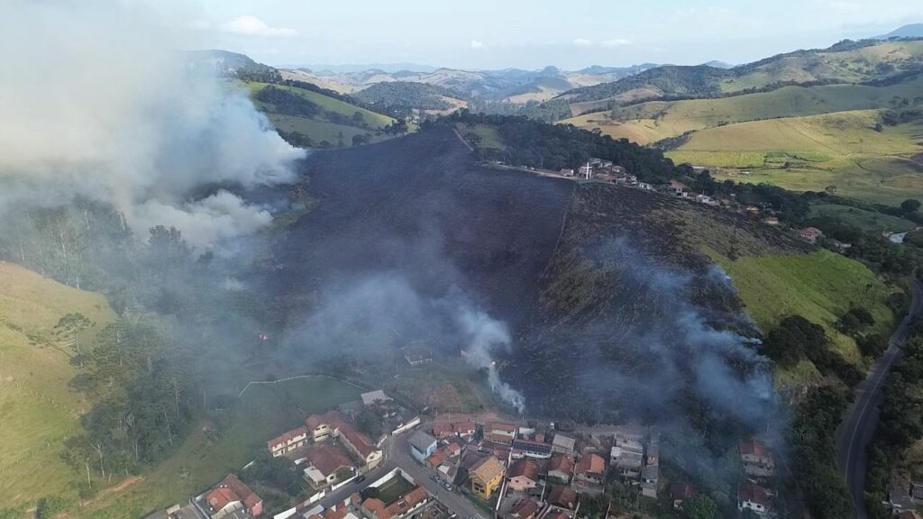 incêndio de 40 mil m² em santo antônio do pinhal