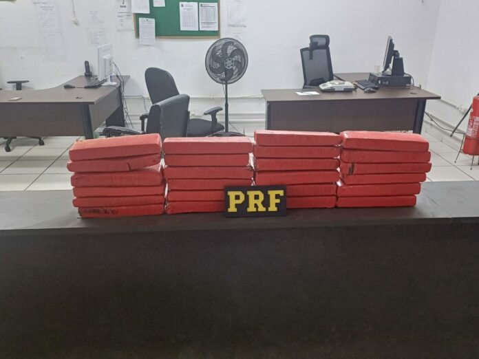 Homem é procurado após capotar carro com maconha na Dutra e fugir do hospital