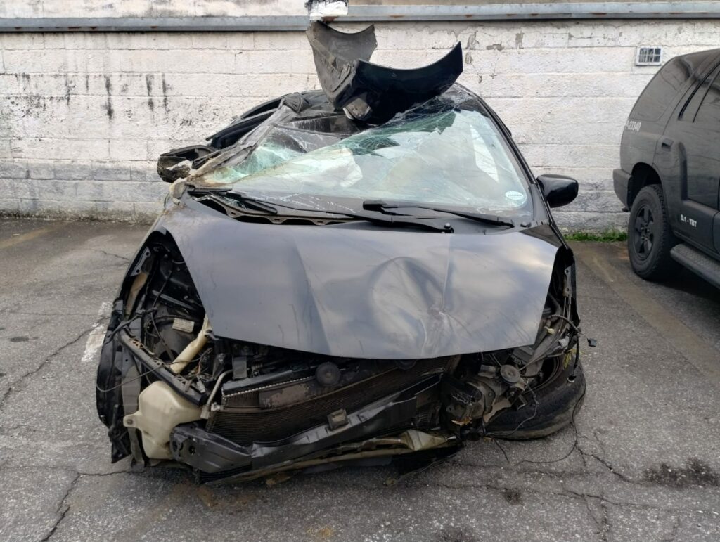 Homem é procurado após capotar carro com maconha na Dutra e fugir do hospital