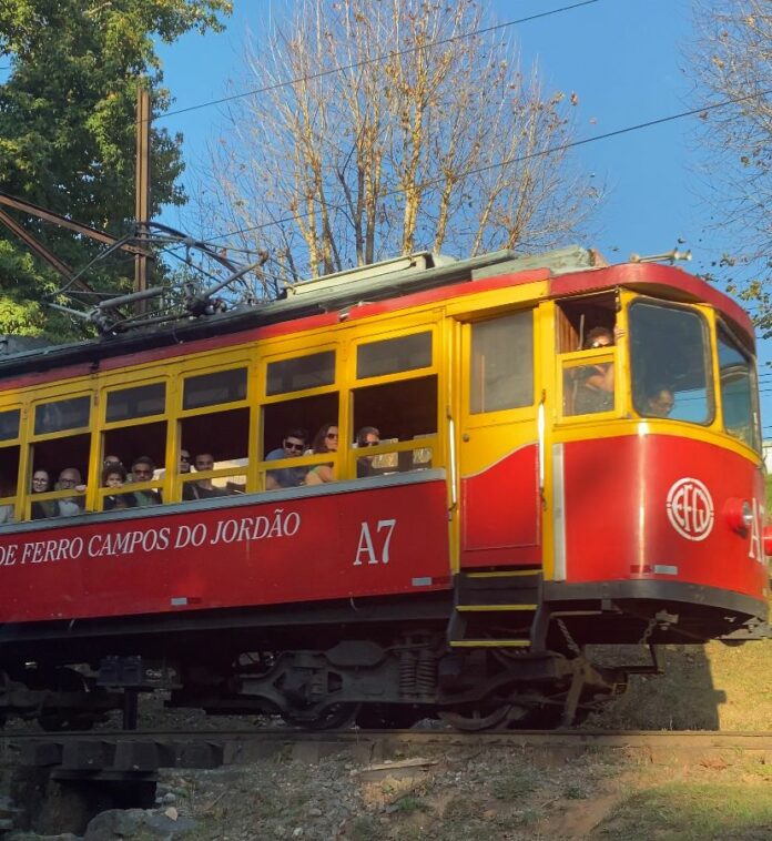 Mulher morre atropelada por Bondinho de Campos do Jordão
