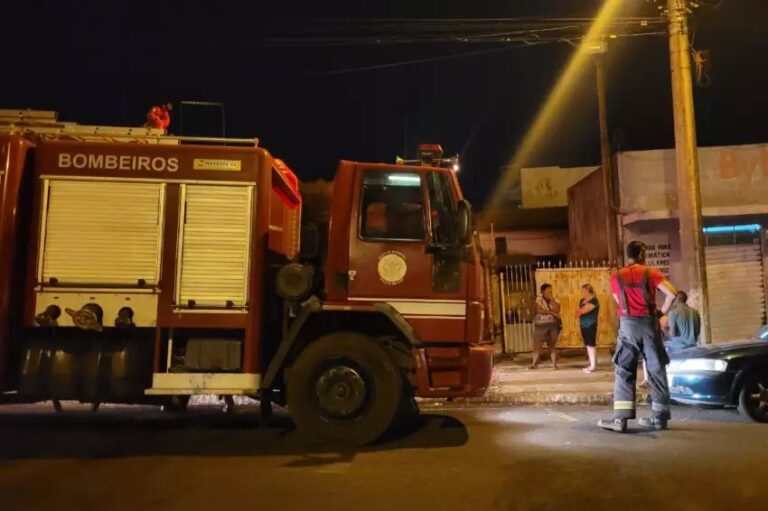 Após incêndio em residência, homem é socorrido com ferimentos graves no rosto, pernas e braços