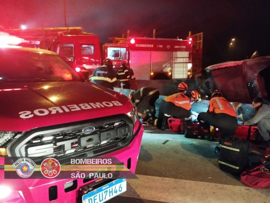 carro capotar na dom pedro jacareí