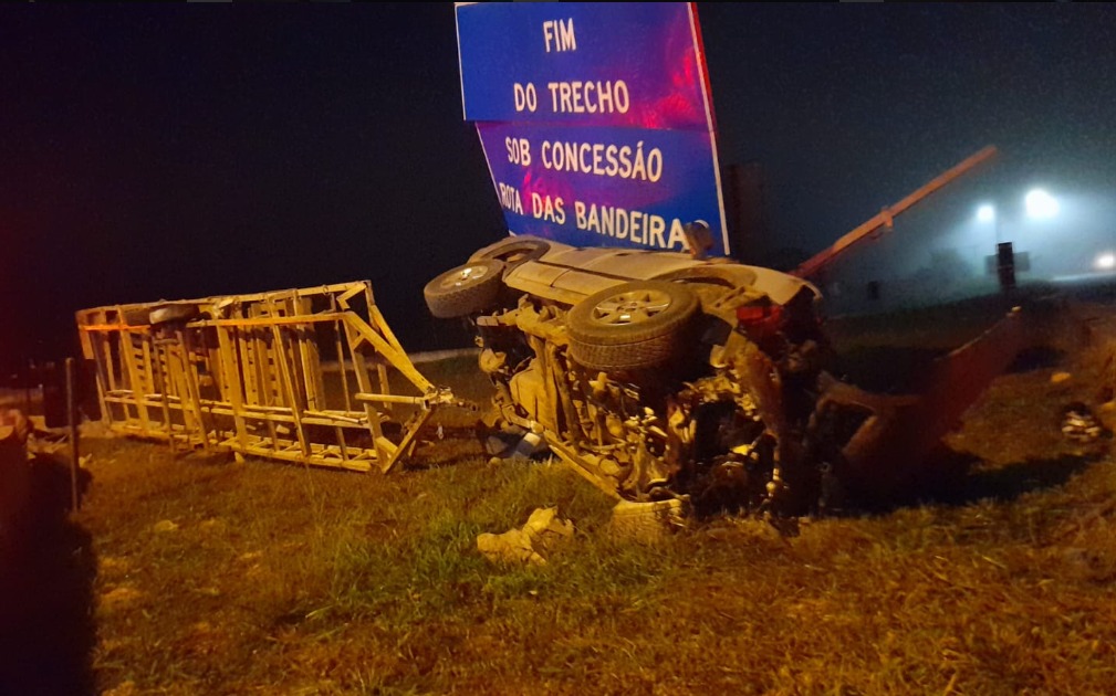 carro capotar na dom pedro jacareí