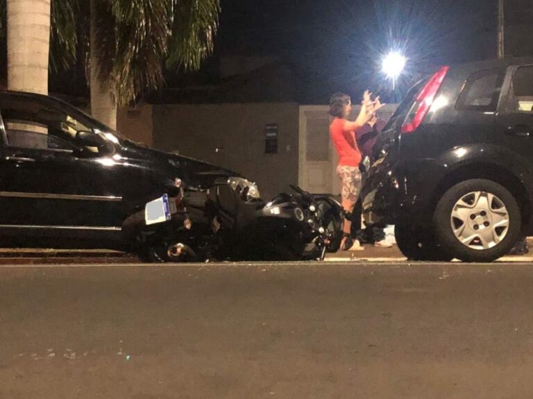 Mulher fica ferida após colisão na Avenida João Arruda Brasil