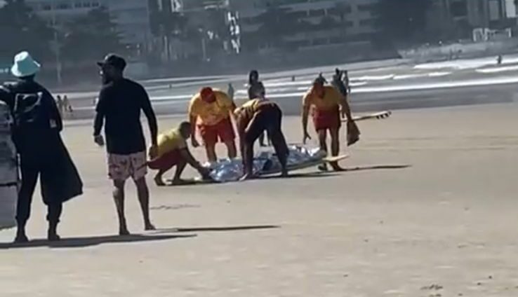 Surfistas encontram corpo de turista em praia de Guarujá