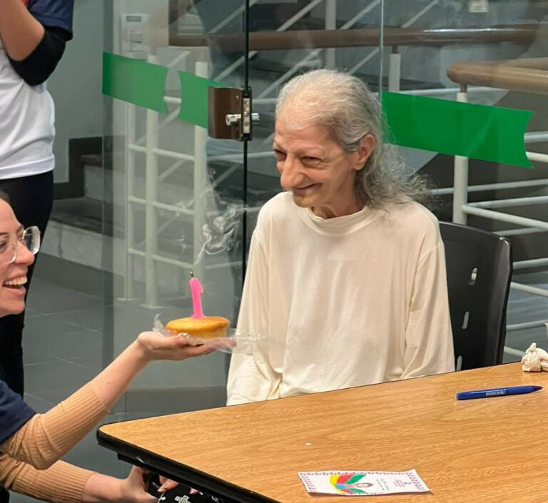 Voluntários da Missão Humanitária promovem festa de aniversário para vítima de enchente em abrigo de Porto Alegre