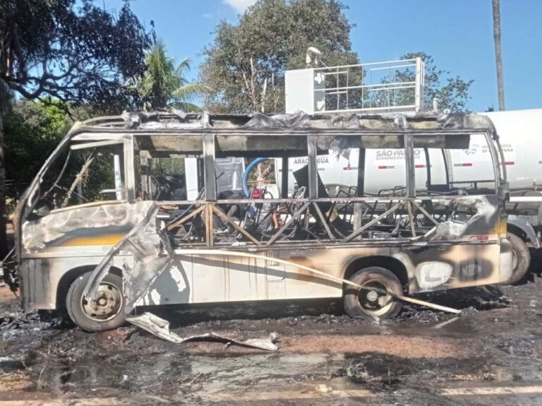 Incêndio destrói micro-ônibus escolar em Santo Antônio do Aracanguá