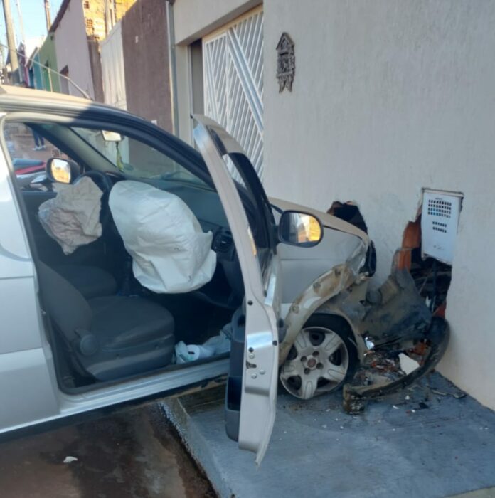 Perseguição após furto de carro termina em acidente em Campinas