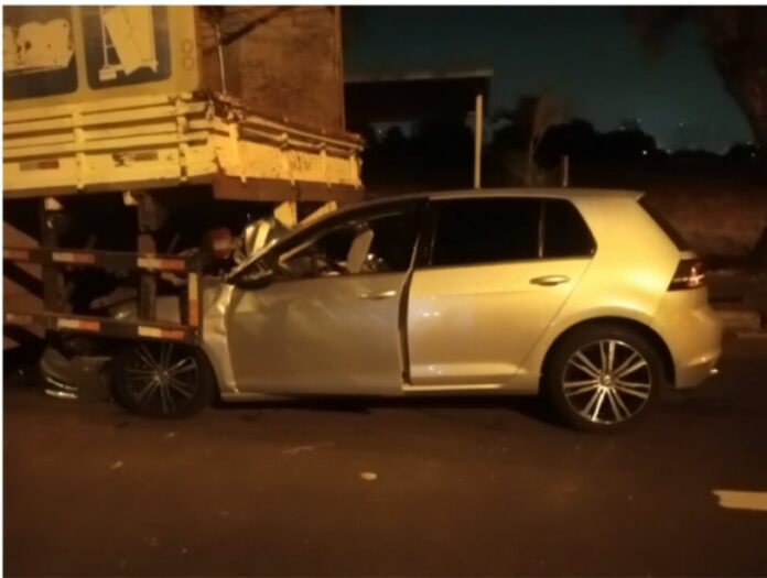 Homem morre após bater o carro na traseira de caminhão parado