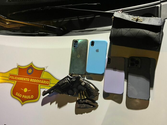 Polícia prende suspeitos por porte ilegal de arma de fogo