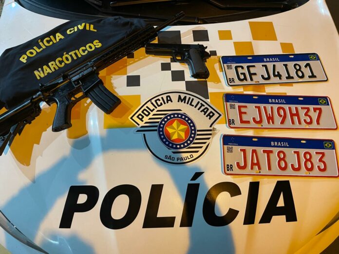 Motorista é preso com réplicas de armas e placas falsas pela Polícia Rodoviária Motorista é preso com réplicas de armas e placas falsas pela Polícia Rodoviária