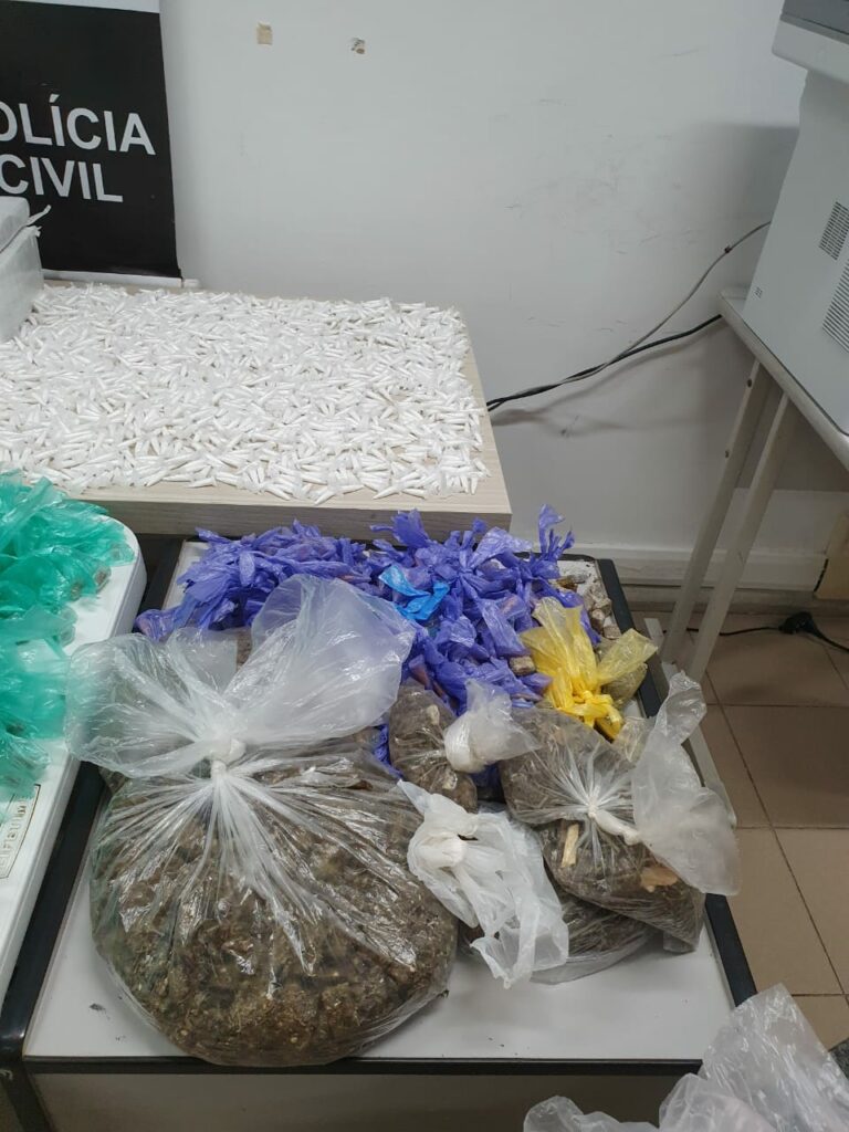 Dupla é presa com 45 kg de drogas na zona leste de São José
