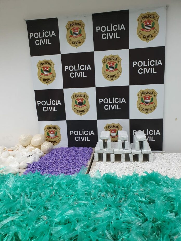 Dupla é presa com 45 kg de drogas na zona leste de São José Dupla é presa com 45 kg de drogas na zona leste de São José