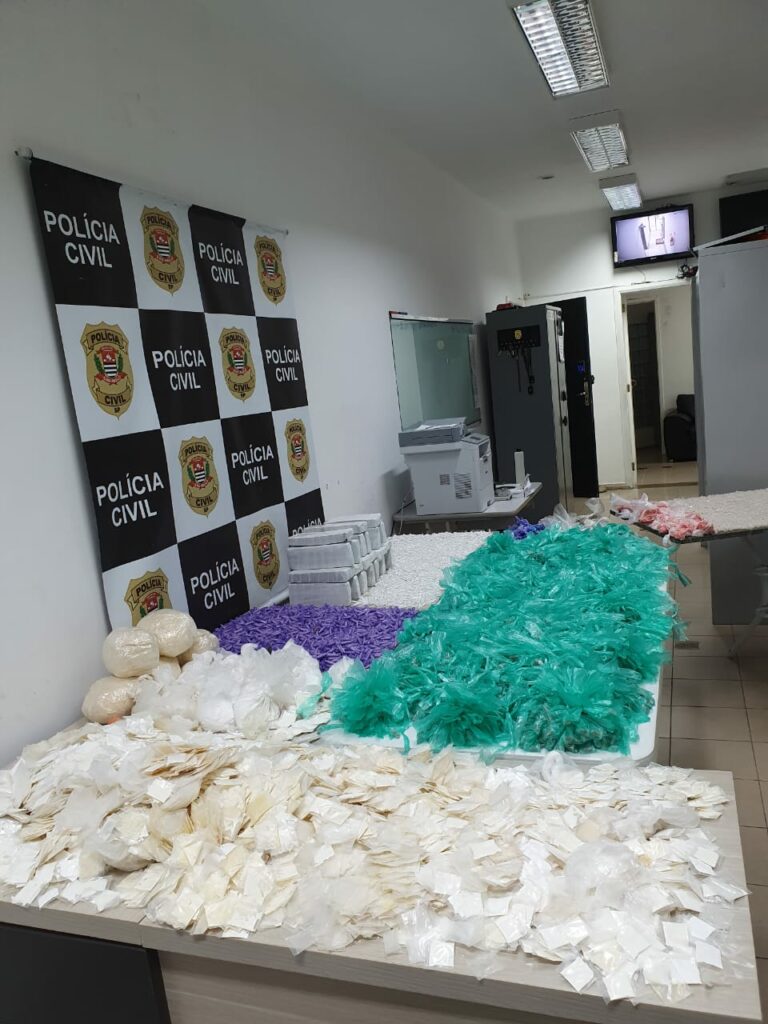 Dupla é presa com 45 kg de drogas na zona leste de São José