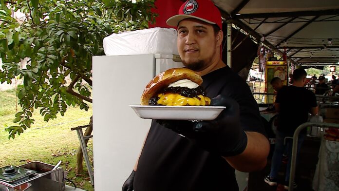 Dia do hambúrguer: sanduíche com maionese de alho negro faz sucesso na região