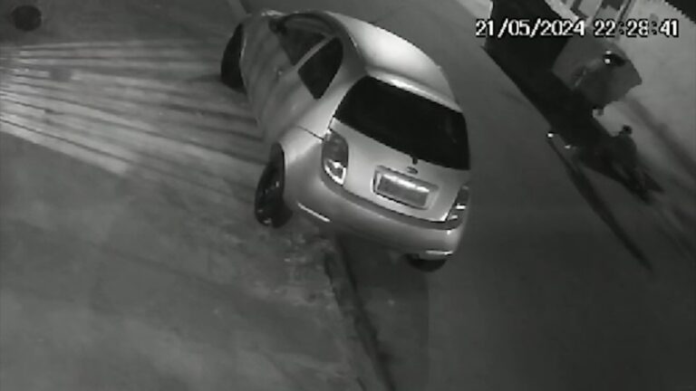 Câmeras de segurança flagram adolescente sendo espancado pelo pai de colega de escola