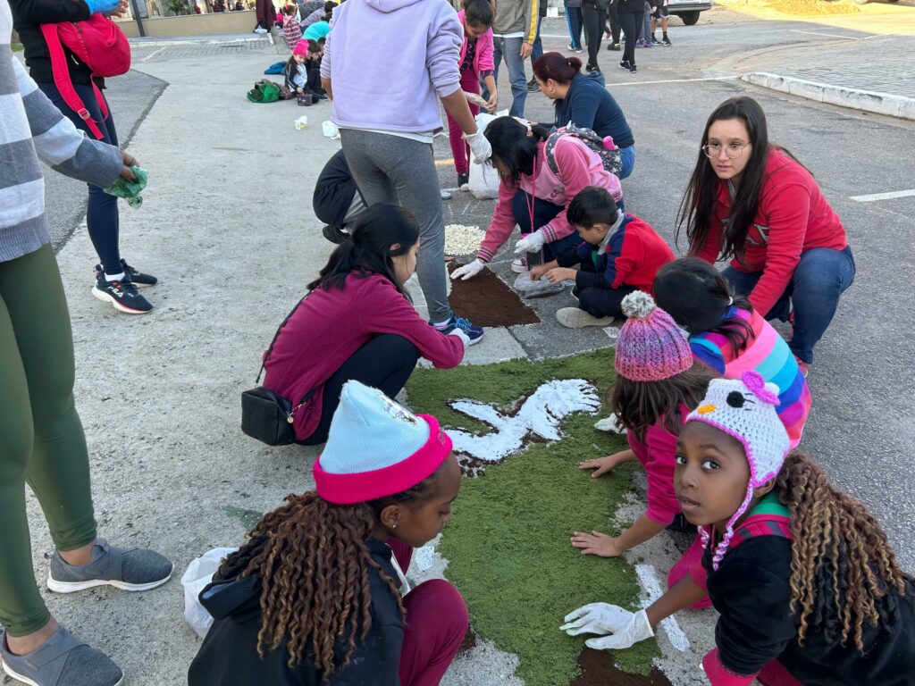 Corpus Christi: Fiéis enfeitam ruas de São José para celebrar o feriado católico