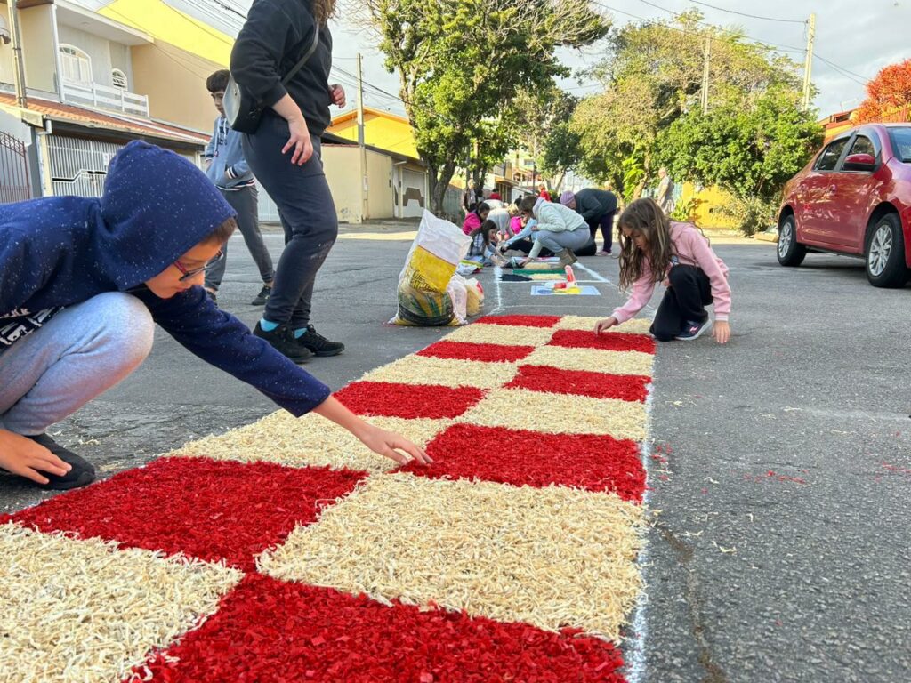 Corpus Christi: Fiéis enfeitam ruas de São José para celebrar o feriado católico