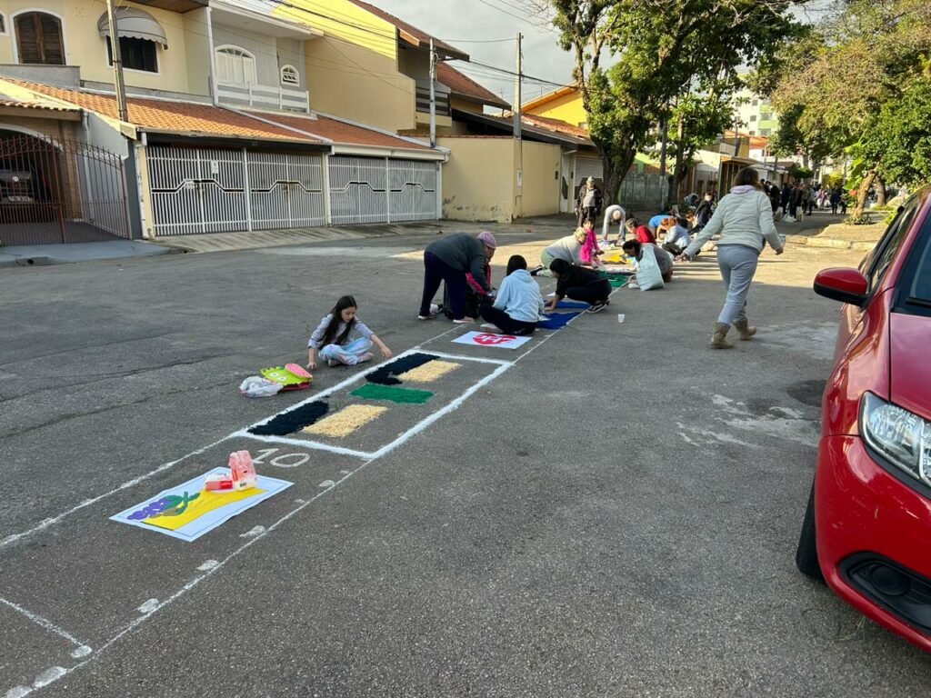 Corpus Christi: Fiéis enfeitam ruas de São José para celebrar o feriado católico