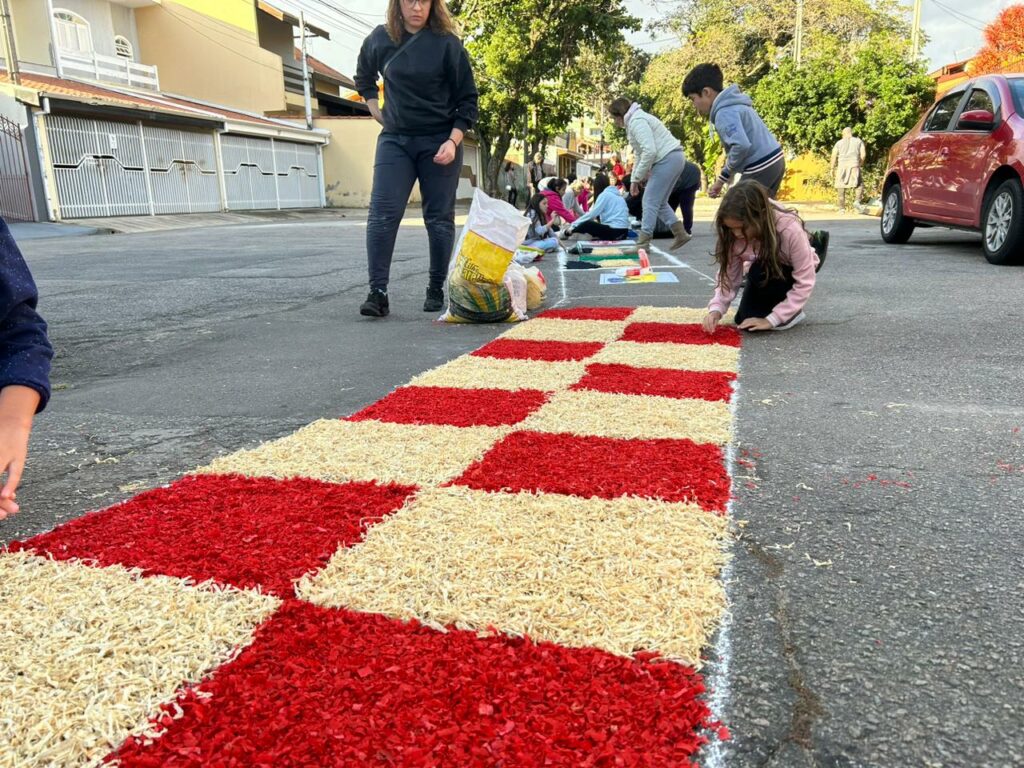 Corpus Christi: Fiéis enfeitam ruas de São José para celebrar o feriado católico