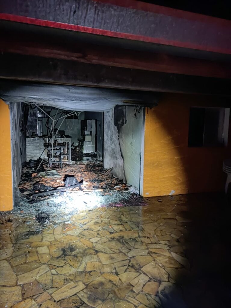 Filho descontrolado coloca fogo na casa dos pais