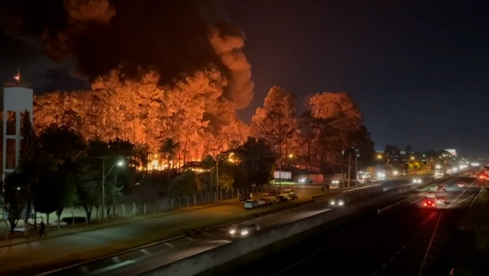 Incêndio atinge empresa de reciclagens nas margens da rodovia Luiz de Queiroz