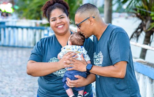 Shopping de São Vicente recebe exposição para comemorar o Dia Nacional e Municipal da Adoção