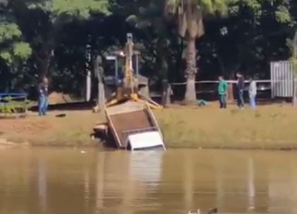 Caminhão terceirizado da prefeitura cai em lago na cidade de Campinas