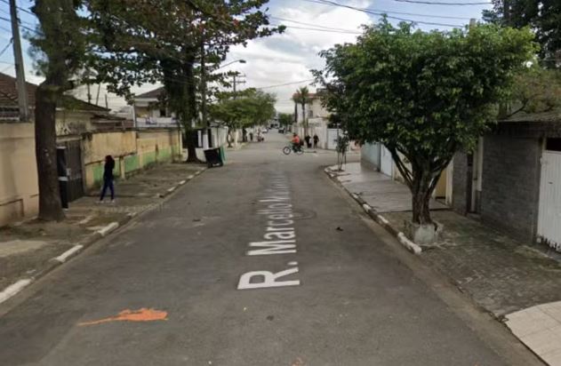 Homem é encontrado morto em frente a uma casa em São Vicente