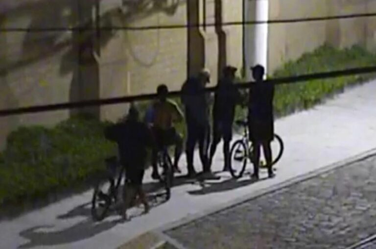 Grupo força porta de carro e furta objetos; Câmeras de monitoramento de Santos ajudaram na prisão