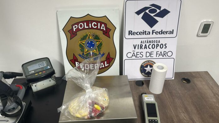 Passageiro estava com 1,5 kg de cocaína e o destino seria a cidade de Orly, na França.